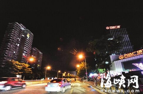 仓山万达晚上十点后灯关了,对面楼明显暗了