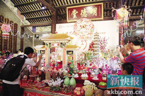 ■“明德堂”摆案上展示的乞巧工艺品。