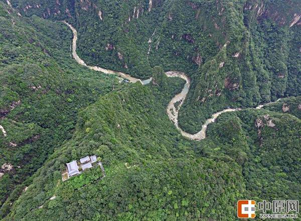 航拍太行山:山峰,峡谷,公路多成龙形分布