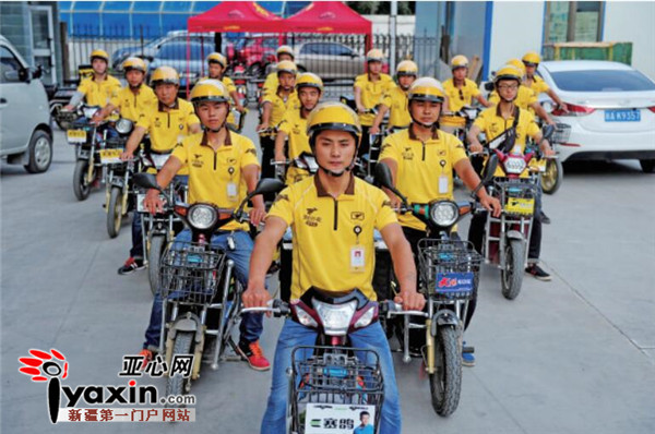 8月6日10时，乌市天山区碱泉一街美团外卖专送站，送货员整装待发。