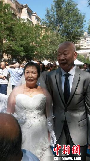 钟士珍和苏清祥老人也都70岁高龄，今天第一次穿上婚纱。　王小军 摄
