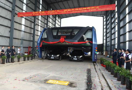 图说：2016年8月2日，“巴铁1号”试验车准备进行路面测试。新华社发