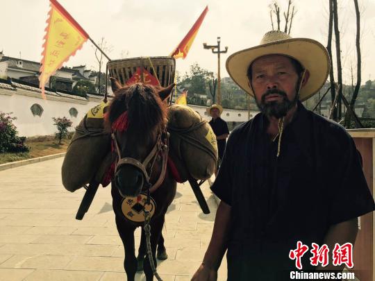 福泉旅游中“沈家马帮”再现当年的马帮文化。　杨云 摄