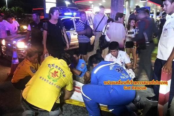 一名中国游客在泰国普吉岛塔朗区过马路时遭遇车祸，不幸身亡。（网页截图）