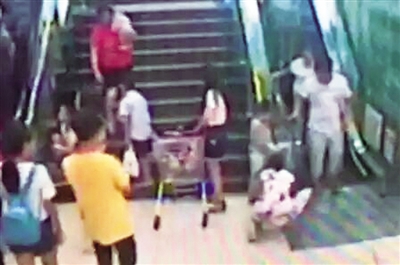 电梯扶手带卡手,还好自动停了