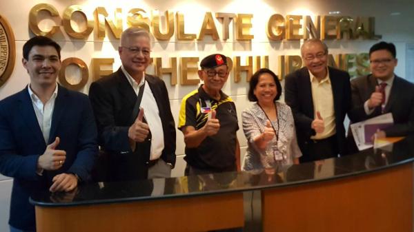 拉莫斯代表团于菲律宾驻香港领事馆。左边三位分别是萨姆·琼斯、拉斐尔·阿鲁南、菲德尔·拉莫斯，右二为齐托·罗马纳。图片来源于阿鲁南的脸书主页。