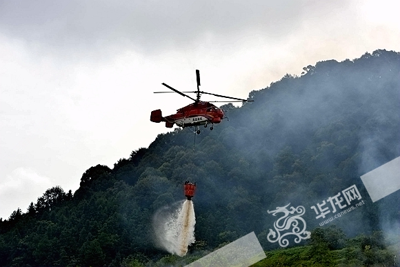 森林火灾扑救演练,K-32直升机参与实施空中灭火作业。记者 祝可 摄