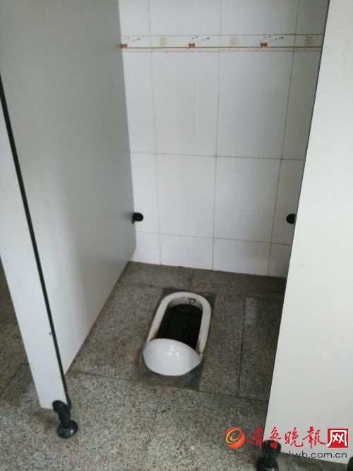 被遗弃女婴被发现的公厕