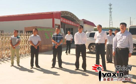 于秀栋（左五）、庄建武（右一）、赵新民（前排右二）、孙浩（左二）、刘瑞国（左三）等在九天牧农专业养殖合作社大门口观看蛋鸡项目简介。