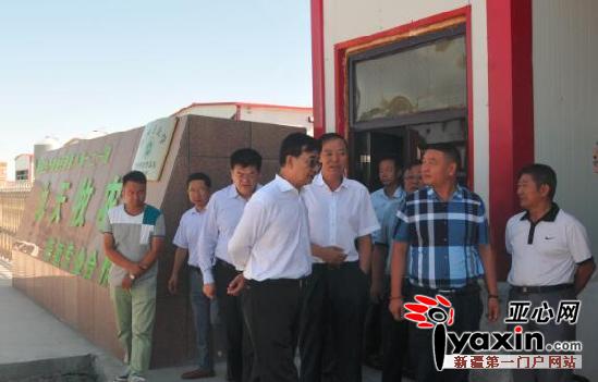 于秀栋（左四）一行在九天牧农专业养殖合作社参观。