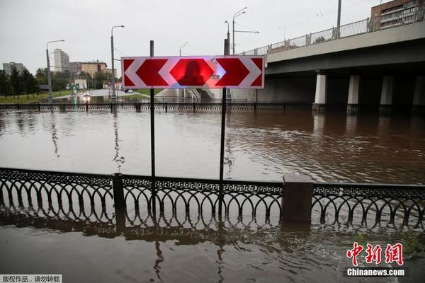 俄罗斯莫斯科遇暴雨天气 导致路面严重积水