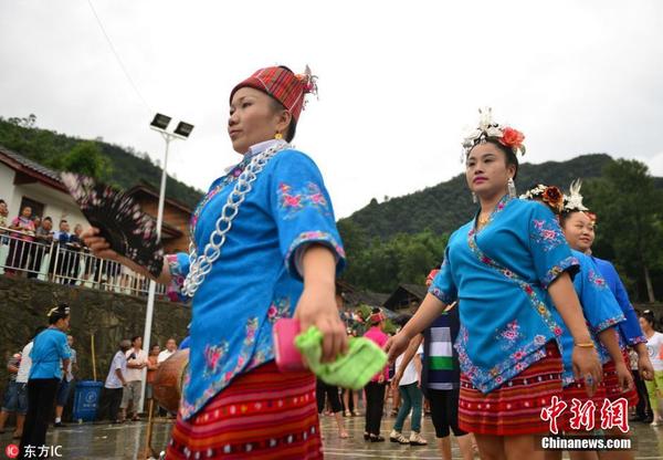 　　在贵州省剑河县革东镇交榜村，人们在“抬狗节”活动中抬狗游行。 图片来源：东方IC 版权作品 请勿转载
