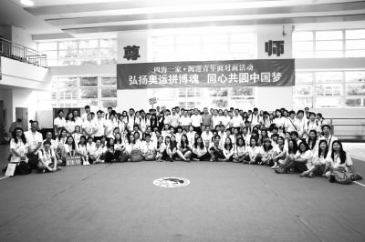 香港青年在福州与运动员和学生交流奥运拼搏精神。