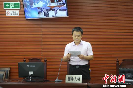 越语翻译人员翻译刑事裁定书内容。　吴凰汇摄