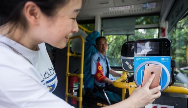 杭州在20辆公交车上试点支付宝买车票,扫码时