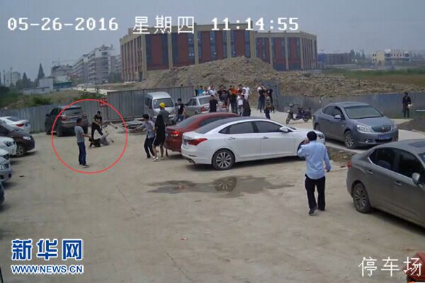 　　视频截图显示，在停车场一名男子被打倒在地