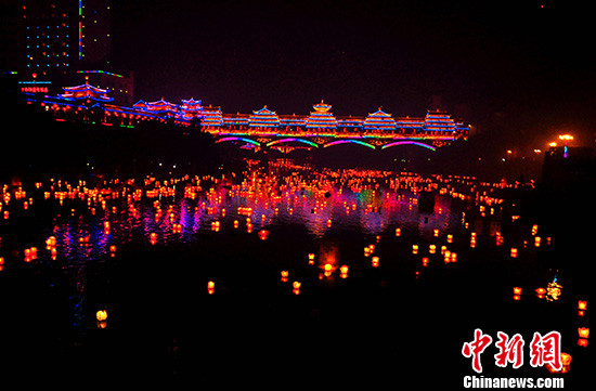 广西资源传统河灯歌节再现万盏河灯耀资江