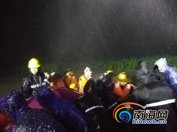 　　救援人员正在转移被困群众。南海网记者高鹏摄