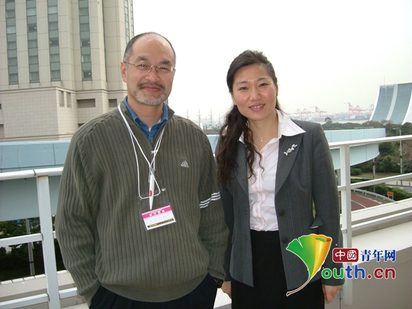 　　张莉莉与“皮卡丘之父”久保雅一先生。本人供图
