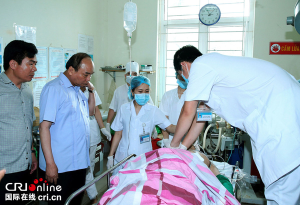 越南总理阮春福到医院看望受伤人员。图片来源：视觉中国