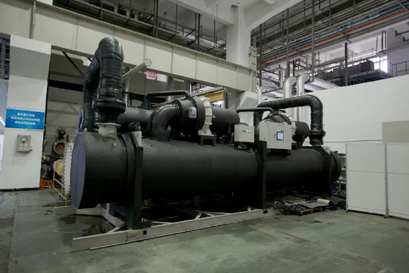 图为格力自主研发的百万千瓦级核电水冷离心式冷水机组（变频）。