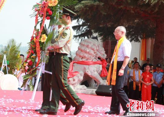 图为中国国民党副主席林政则敬献花篮。　刘玉桃 摄