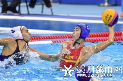 西班牙的女队员袭中国队队员的胸。