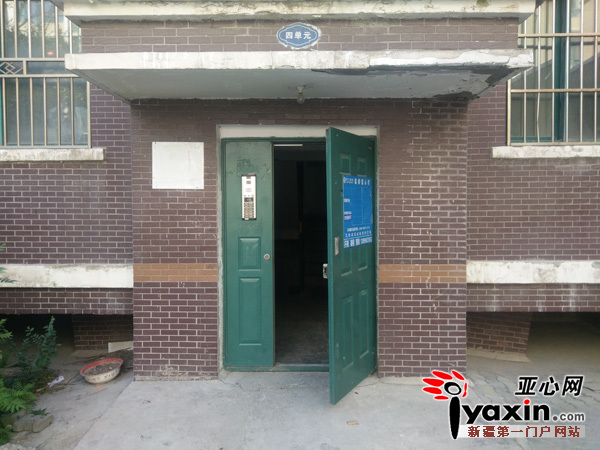 亚心网全媒体快讯(文/图 记者 孙圆圆 豆兴军)小区单元门可视门禁损毁