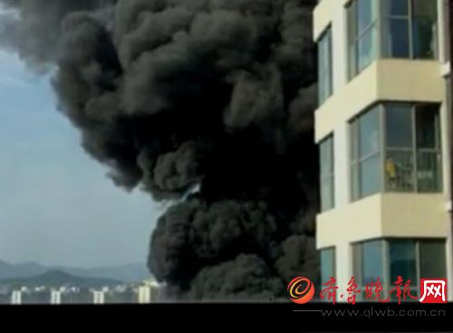 现场浓烟滚滚