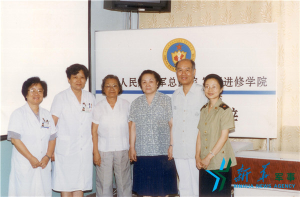 叶惠方与进修医生（资料照片）