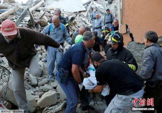 图为救援人员在废墟中救助伤者。