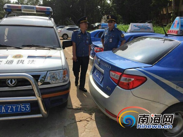 　　海口交通执法人员在华侨宾馆查处异地出租车。通讯员 王南供图