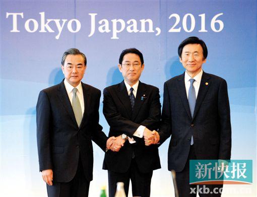 ■8月24日,中国外交部长王毅(左)、日本外相岸田文雄(中)和韩国外长尹炳世共同出席第八次中日韩外长会时握手。据新华社发