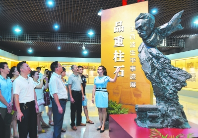 市民参观王荷波生平事迹展。
