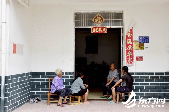 图片说明:村民们搬进新宅,感叹“日子越过越好”。