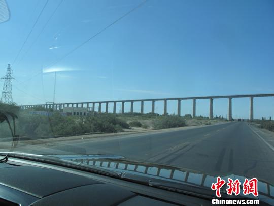 近400公里的省道235线和火车专线从哈密直达罗布泊腹地。　杨东　摄