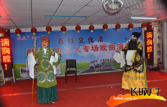 　　戏曲爱好者身着戏服，声情并茂地登台表演。巨鹿宣传部供图