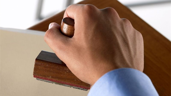 临近开学部分中小学生忙着跑居委会盖章