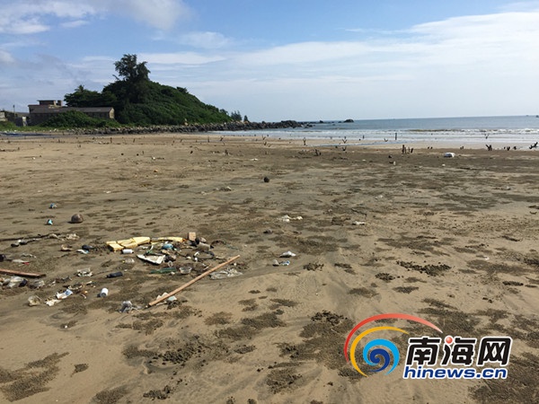 　　很多垃圾散落在冯家湾沿海沙滩上。南海网记者 刘麦 摄