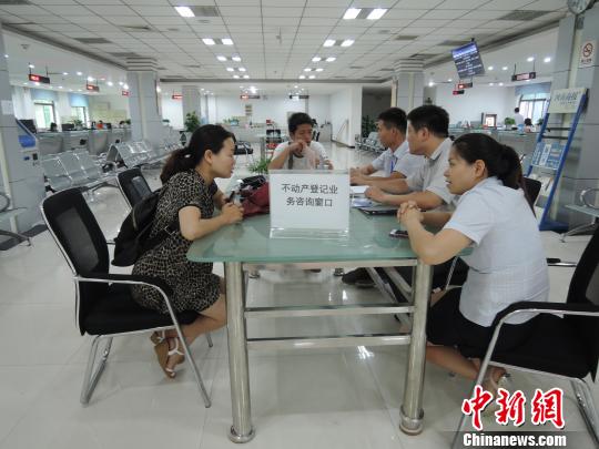 郑州受理不动产登记首日:咨询者众多 拿证还需