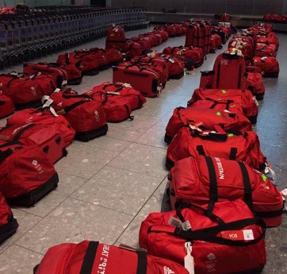 机场内几百个一模一样的行李包“傻傻分不清”。