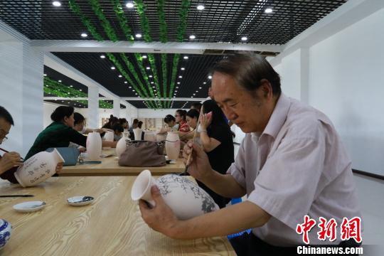 国内外陶瓷书画艺术爱好者、创业者等200余人参加开幕当日活动 沈殿成 摄