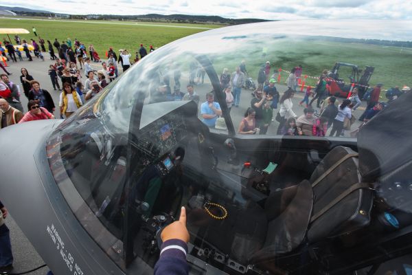 资料图片：F35战机模拟机舱。（新华社发）