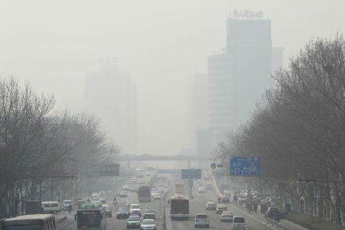 图说：这是被雾霾笼罩的郑州城区（2016年3月16日摄）。新华社发