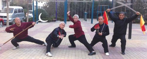黑虎玄坛门的弟子演示武艺。