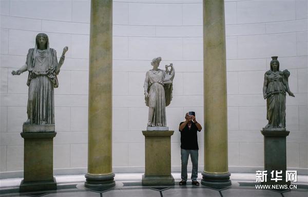 8月27日，在德国首都柏林，一名游客在柏林老博物馆内拍照。新华社记者 张帆 摄