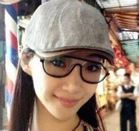二人结婚多年,育有两名分别16岁和11岁的千金张瑶华及二女张瑶萱.