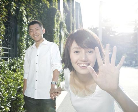 袁泉和夏雨人家说读大学里不谈一场恋爱就白读大学,让小编扒扒明星们