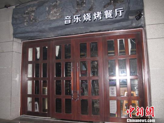 图为29日晚，海口“比基尼”餐厅已被相关部门责令停业整改。　付美斌　摄