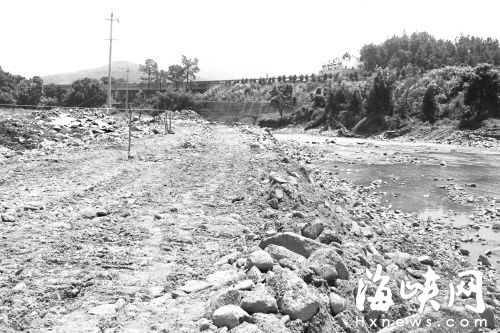 福州南屿镇双溪河:倾倒石料刚被叫停 河道又遭